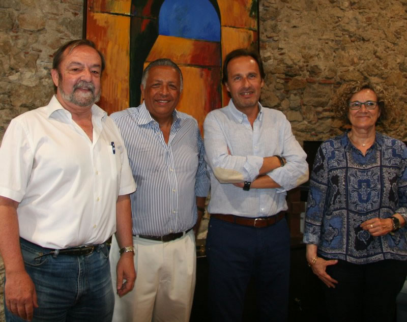 Josep Serra (Federació Catalana d'Escacs), Hiquíngari Carranza (Fundació Kasparov), Sergi Bonet (UdG) i Carme Ortoll (Ensenyament), ahir a les Àligues Foto: EL PUNT AVUI.