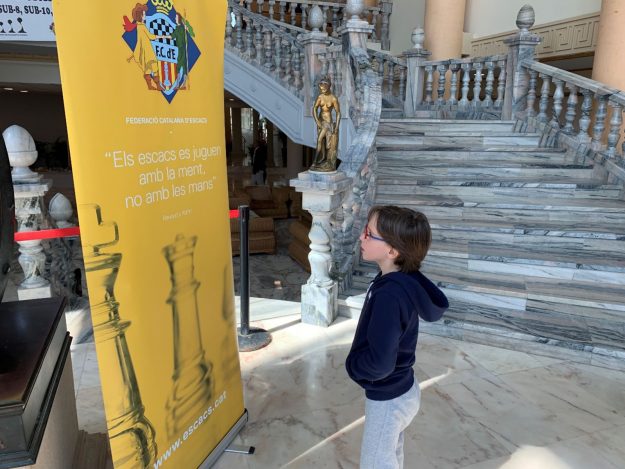 Campeonato de Cataluña de edades 2019 Mateo, reflexionando sobre el ajedrez! (El ajedrez se juega con la mente, no con las manos).